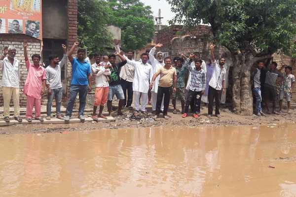 ਪਿੰਡ ਸ਼ਾਮਦੂ ਕੈਂਪ ਵਾਸੀਆਂ ਫੈਕਟਰੀ ਪ੍ਰਬੰਧਕਾਂ ਖਿਲਾਫ ਕੀਤੀ ਨਾਅਰੇਬਾਜ਼ੀ