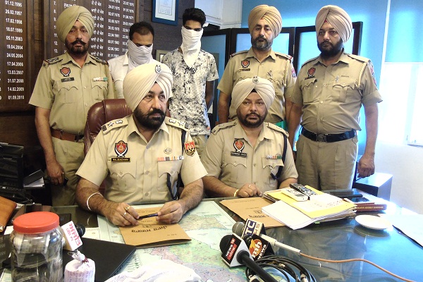 ਨਸ਼ੇ ਵਾਲੇ ਪਾਊਡਰ, ਪਿਸਤੌਲ, 3.70 ਲੱਖ ਰੁਪਏ ਸਣੇ 2 ਕਾਬੂ