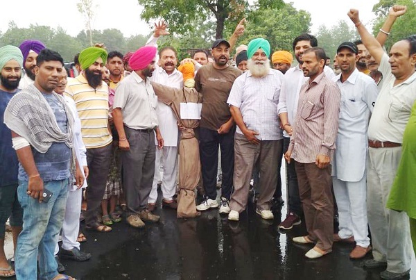 ਵਰ੍ਹਦੇ ਮੀਂਹ ’ਚ ਕਾਂਗਰਸੀਆਂ ਫੂਕਿਆ ਪ੍ਰਧਾਨ ਮੰਤਰੀ ਦਾ ਪੁਤਲਾ