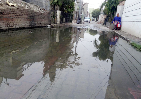 ਸੀਵਰੇਜ ਜਾਮ ਹੋਣ ਕਾਰਨ ਸ਼ਹਿਰ ’ਚ ਮਚੀ ਹਾਹਾਕਾਰ, ਬੀਮਾਰੀਆਂ ਫੈਲਣ ਦਾ ਖਤਰਾ