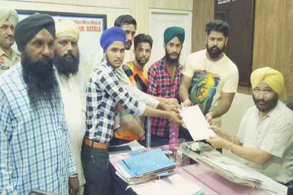 ਔਰਤ ਟਰੈਵਲ ਏਜੰਟ ਵੱਲੋਂ ਠੱਗੀ ਦਾ ਸ਼ਿਕਾਰ ਹੋਏ 19 ਨੌਜਵਾਨਾਂ ਦਾ ਵਫਦ ਐੱਸ. ਪੀ. ਨੂੰ ਮਿਲਿਆ