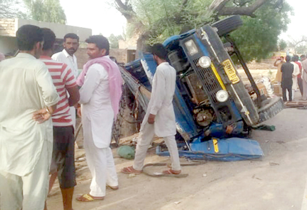 ਸਡ਼ਕ ਹਾਦਸਿਅਾਂ ’ਚ 2 ਦੀ ਮੌਤ, 2 ਜ਼ਖਮੀ