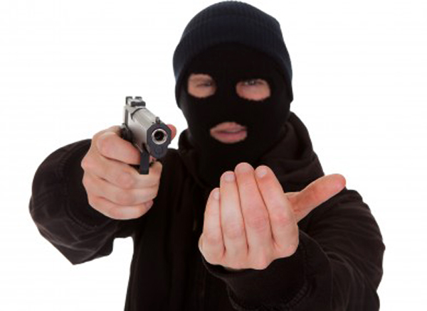 ਲੁਟੇਰੇ ਹਥਿਆਰਾਂ ਦੀ ਨੋਕ ’ਤੇ ਨਕਦੀ ਵਾਲਾ ਬੈਗ ਖੋਹ ਕੇ ਫਰਾਰ