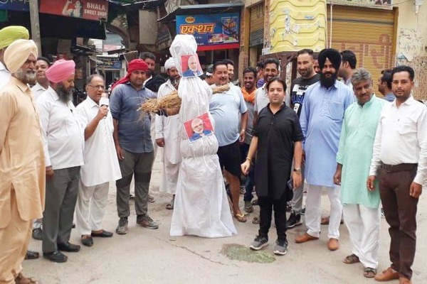 ਮਹਿੰਗਾਈ ਵਿਰੁੱਧ ਕਾਂਗਰਸੀਆਂ ਨੇ ਮੋਦੀ ਸਰਕਾਰ ਦਾ ਪੁਤਲਾ ਫੂਕਿਆ