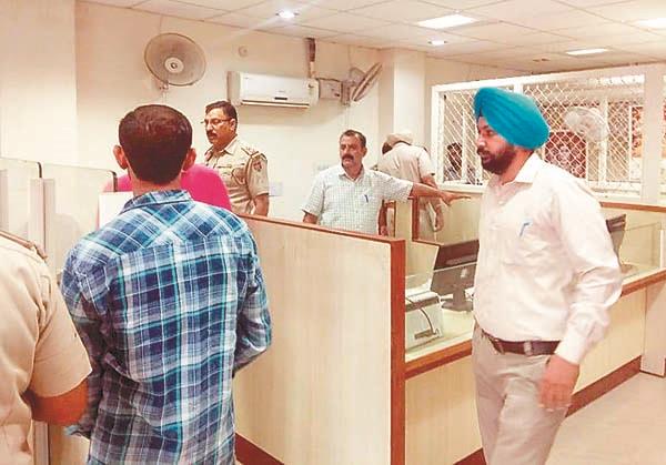 1 52 lakh looters from the bank on pistol issue