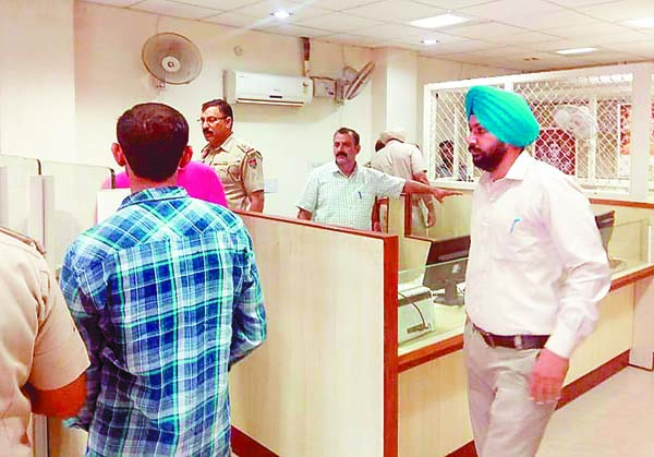 ਪਿਸਤੌਲ ਦੀ ਨੋਕ ’ਤੇ ਬੈਂਕ ’ਚੋਂ 1.52 ਲੱਖ ਲੁੱਟੇ