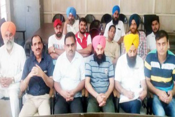 ਐੱਸ. ਡੀ. ਐੱਮ.-ਕਮ-ਏ. ਡੀ. ਸੀ. ਵੱਲੋਂ ਮੈਡੀਕਲ ਸਟੋਰ ਮਾਲਕਾਂ ਨਾਲ ਮੀਟਿੰਗ