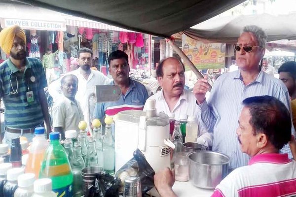 ਦੁਕਾਨਾਂ ਤੇ ਰੇਹਡ਼ੀਆਂ ’ਤੇ ਛਾਪੇਮਾਰੀ