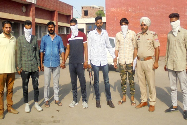 4 ਸ਼ੱਕੀ ਨੌਜਵਾਨ ਹਥਿਆਰਾਂ ਸਮੇਤ ਕਾਬੂ