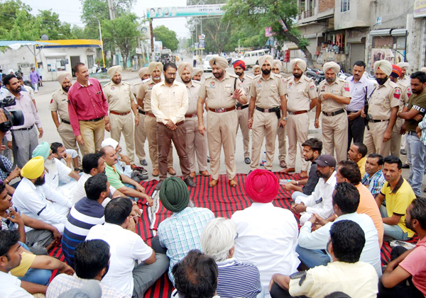 ਗੱਲਬਾਤ ਲਈ ਆਏ ਪੁਲਸ ਅਧਿਕਾਰੀਆਂ ਨੂੰ ਭਜਾਇਆ, ਲੋਕਾਂ ਨੇ ਕੀਤਾ ਕੈਮਰਿਆਂ ’ਚ ਕੈਦ