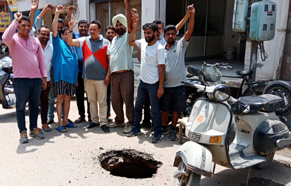 ਸ਼ਹਿਰ ਦੇ ਪਾਸ਼ ਇਲਾਕਿਅਾਂ ’ਚ ਧਸੀ ਸੜਕ