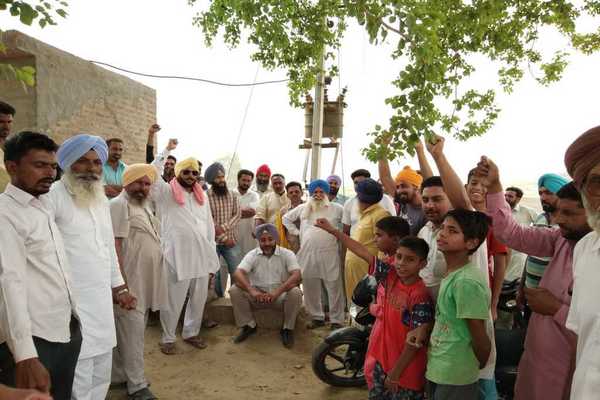 ਖੇਤੀਬਾੜੀ ਵਿਭਾਗ ਦੀ ਟੀਮ ਨੂੰ ਕਿਸਾਨਾਂ ਨੇ ਬਣਾਇਆ ਬੰਧਕ