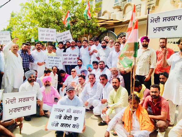 ਯੂਥ ਕਾਂਗਰਸ ਨੇ ਕਮਲ ਸ਼ਰਮਾ ਦਾ ਘਰ ਘੇਰ ਕੇ ਫੂਕਿਆ ਪੁਤਲਾ