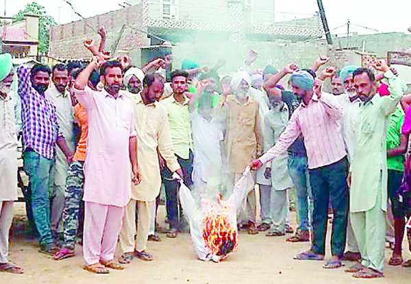 ਕਿਸਾਨਾਂ ਦੀ ਕੁੱਟ-ਮਾਰ ਦਾ ਮਾਮਲਾ ਭਖ਼ਿਆ, ਪਿੰਡ ਵਾਸੀਆਂ ਨੇ ਪੁਲਸ ਵਿਭਾਗ ਦੀ ਫੂਕੀ ਅਰਥੀ