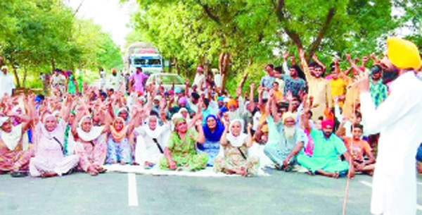 ਪਰਚੇ ਰੱਦ ਕਰਵਾਉਣ ਲਈ ਠੇਕੇ ਅੱਗੇ ਡਟੇ ਪਿੰਡ ਵਾਸੀ