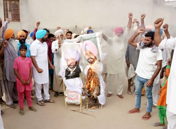 ਕਿਸਾਨਾਂ ਨੇ ਕੈਪਟਨ ਅਤੇ ਬਿਜਲੀ ਮੰਤਰੀ ਦਾ  ਕੀਤਾ ਅਰਥੀ ਫੂਕ ਪ੍ਰਦਰਸ਼ਨ