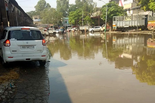 ਮੀਂਹ ਤੋਂ ਬਾਅਦ ਚਾਰੇ ਪਾਸੇ ਬਣੀ ਦਲਦਲ, ਕਈ ਘੰਟੇ ਖੜ੍ਹਾ ਰਿਹਾ ਪਾਣੀ