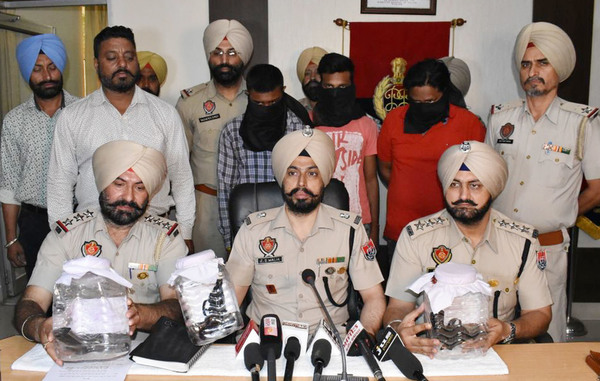 1 ਪਿਸਤੌਲ ਤੇ 32 ਬੋਰ ਦੇ 2 ਰਿਵਾਲਵਰਾਂ ਸਮੇਤ 3 ਗ੍ਰਿਫਤਾਰ