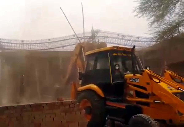 ਨਾਜਾਇਜ਼ ਉਸਾਰੀਆਂ ''ਤੇ ਚੱਲਿਆ ਨਿਗਮ ਦਾ ਪੀਲਾ ਪੰਜਾ