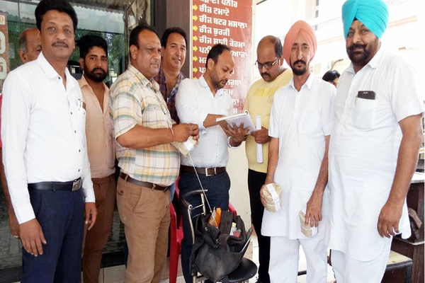 ਸਿਹਤ ਵਿਭਾਗ ਦੀ ਟੀਮ ਵੱਲੋਂ ਹੋਟਲਾਂ ਤੇ ਢਾਬਿਅਾਂ ’ਚ ਛਾਪੇਮਾਰੀ