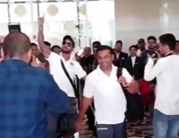 dhawan asked bhangra  kohli and dhoni  ram lakhan  video 