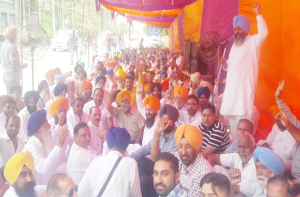 ਪੈਟਰੋਲ-ਡੀਜ਼ਲ ਦੀਅਾਂ ਵਧੀਅਾਂ ਕੀਮਤਾਂ ਸਬੰਧੀ ਅਕਾਲੀ ਦਲ ਨੇ ਦਿੱਤਾ ਧਰਨਾ