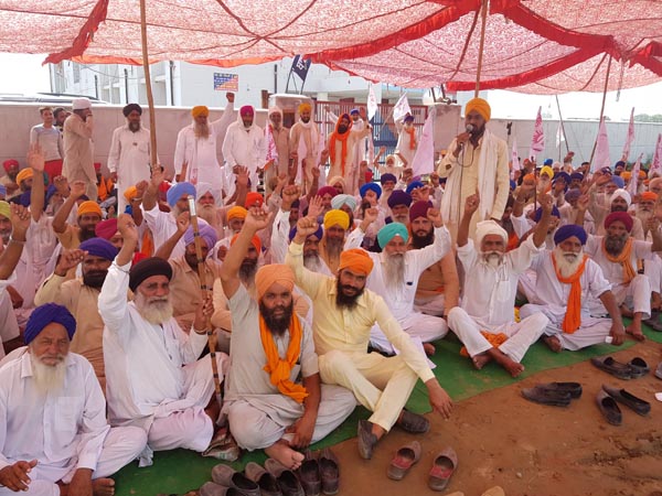 ਕਿਸਾਨਾਂ ਨੇ ਥਾਣਾ ਚੋਹਲਾ ਸਾਹਿਬ ਵਿਖੇ ਲਾਇਆ ਧਰਨਾ