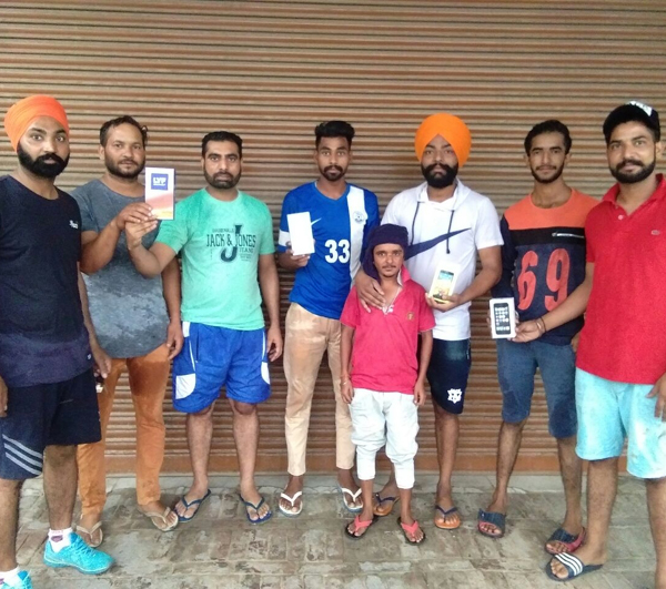 ਅਣਪਛਾਤੇ ਵਿਅਕਤੀਆਂ ਨੇ ਲੋਕਾਂ ਦੇ ਸੁੱਤੇ ਪਿਅਾਂ ਚੁੱਕੇ ਕੀਮਤੀ ਮੋਬਾਇਲ