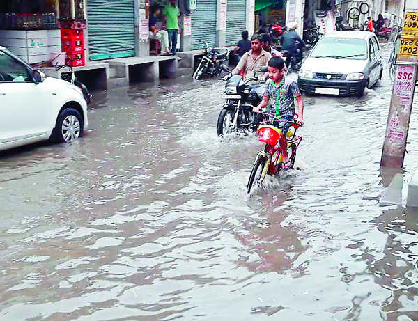 ਅਚਾਨਕ ਬਾਰਿਸ਼ ਆਉਣ ਨਾਲ ਲੋਕਾਂ ਨੂੰ ਮਿਲੀ ਗਰਮੀ ਤੋਂ ਰਾਹਤ