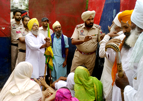 ਮ੍ਰਿਤਕ ਕਿਸਾਨ ਦੇ ਪਰਿਵਾਰਕ ਮੈਂਬਰਾਂ ਤੇ ਪਿੰਡ ਵਾਸੀਆਂ ਵੱਲੋਂ ਥਾਣੇ ਅੱਗੇ ਧਰਨਾ ਜਾਰੀ