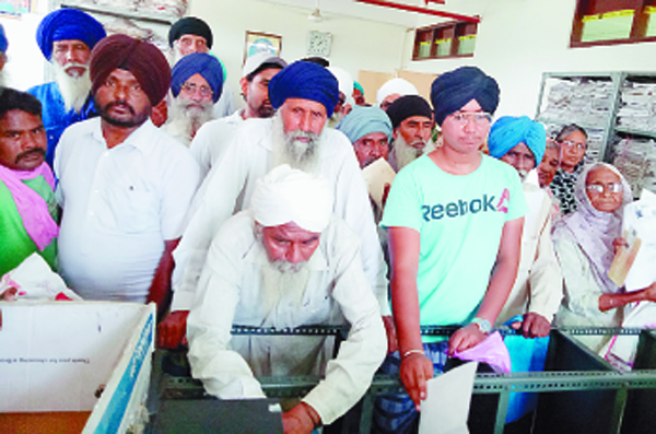 ਬੁਢਾਪਾ ਪੈਨਸ਼ਨ ਲੈਣ ਲਈ ਬਜ਼ੁਰਗ ਹੋ ਰਹੇ ਖੱਜਲ-ਖੁਆਰ