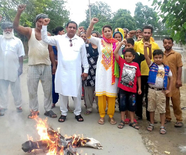 ਯੂ. ਪੀ. ਦੀ ਯੋਗੀ ਅਤੇ ਕੇਂਦਰ ਦੀ ਮੋਦੀ ਸਰਕਾਰ ਦਾ ਪੁਤਲਾ ਫੂਕਿਆ