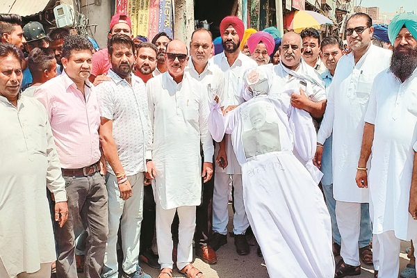 ਤੇਲ ਕੀਮਤਾਂ ''ਚ ਵਾਧੇ ਖਿਲਾਫ ਕਾਂਗਰਸੀਆਂ ਵੱਲੋਂ ਪ੍ਰਦਰਸ਼ਨ