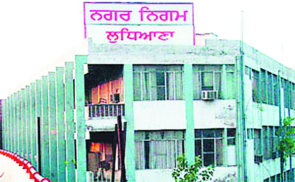 ਸੜਕਾਂ ''ਤੇ ਪੈਚ ਲਾਉਣ ਦੇ ਨਾਂ ''ਤੇ ਹੋ ਰਹੀ ਧਾਂਦਲੀ