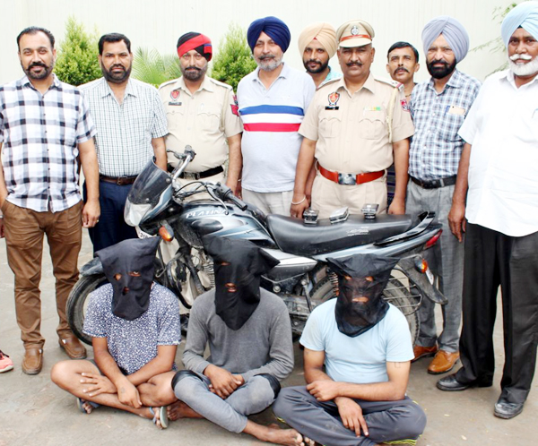 ਸੁੰਨਸਾਨ ਇਲਾਕਿਆਂ ''ਚ ਸਨੈਚਿੰਗ ਕਰਨ ਵਾਲੇ 3 ਗ੍ਰਿਫਤਾਰ