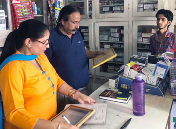 ਦਵਾਈਆਂ ਦੀਆਂ ਦੁਕਾਨਾਂ ''ਤੇ ਛਾਪੇਮਾਰੀ ਦੌਰਾਨ ਚਾਰ ਸੈਂਪਲ ਭਰੇ