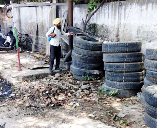 ਜ਼ਿਲੇ ''ਚ ਡੇਂਗੂ ਦਾ ਖਤਰਾ ਵਧਿਆ, 35 ਸਥਾਨਾਂ ''ਤੇ ਮਿਲਿਆ ਮੱਛਰ ਦਾ ਲਾਰਵਾ