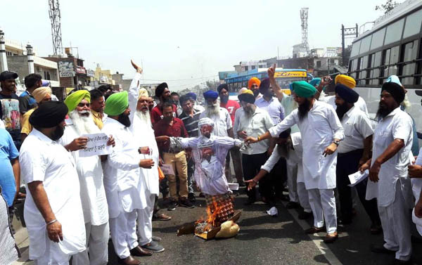 ਵਿਕਾਸ ਮੰਚ ਨੇ ਫੂਕਿਆ ਪੰਜਾਬ ਸਰਕਾਰ ਤੇ ਕੈਪਟਨ ਦਾ ਪੁਤਲਾ