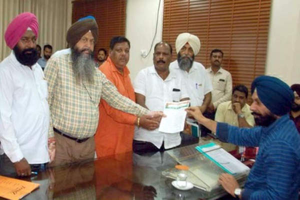 ਮੇਅਰ ਨੂੰ ਨਿਗਮ ਯੂਨੀਅਨਾਂ ਨੇ ਦਿੱਤਾ 72 ਘੰਟਿਅਾਂ ਦਾ ਨੋਟਿਸ ਮੰਗਾਂ ਪੂਰੀਅਾਂ ਕਰਵਾਉਣ ਲਈ ਯੂਨੀਅਨਾਂ ਹੋਈਆਂ ਇਕਜੁੱਟ