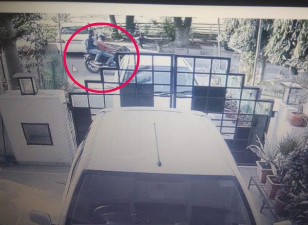 a woman carrying a chain snatcher in sector 63