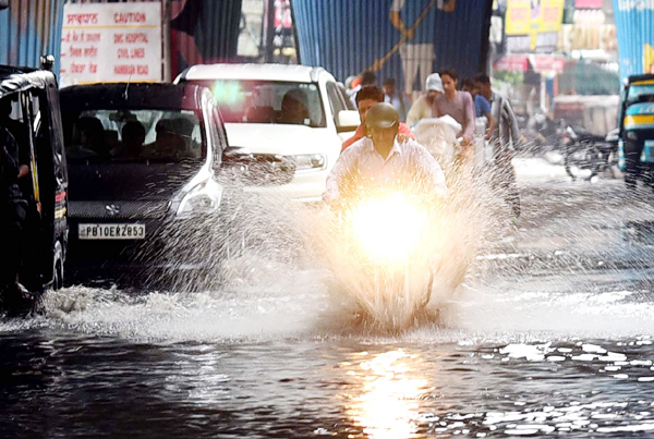 ਬਾਰਿਸ਼ ਨਾਲ ਮਹਾਨਗਰ ਦੀਆਂ ਸੜਕਾਂ ਨੇ ਧਾਰਿਆ ਝੀਲ ਦਾ ਰੂਪ