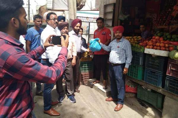 ਈ. ਓ. ਦੀ ਅਗਵਾਈ ’ਚ ਪਲਾਸਟਿਕ ਦੇ ਲਿਫਾਫੇ ਵੇਚਣ ਵਾਲਿਅਾਂ ਖਿਲਾਫ ਛਾਪੇਮਾਰੀ