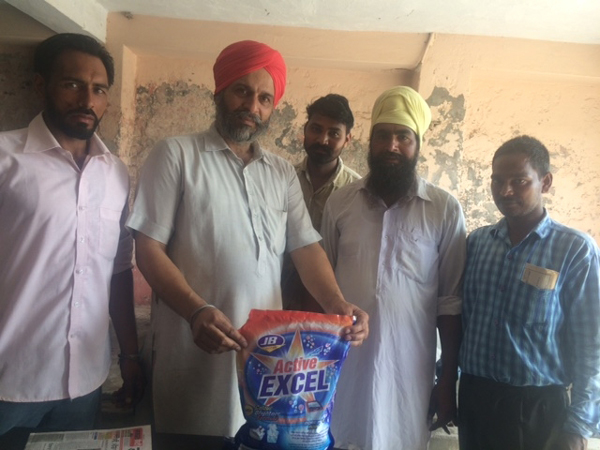 ਪਿੰਡਾਂ ’ਚ ਸਰਫ ਦੇ ਨਾਂ ’ਤੇ ਕਲੀ ਵੇਚ ਕੇ ਭੋਲੇ-ਭਾਲੇ ਲੋਕਾਂ ਨਾਲ ਕੀਤੀ ਜਾ ਰਹੀ ਹੈ ਠੱਗੀ
