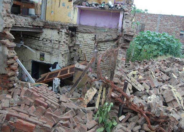 7 people injured  collapsed on roof