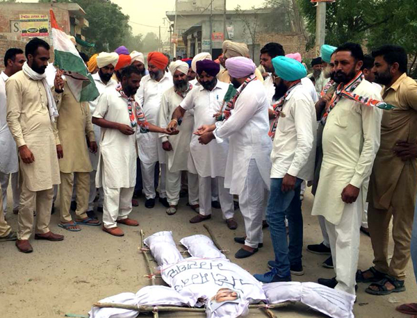 ਤੇਲ ਦੀਆਂ ਵਧੀਆਂ ਕੀਮਤਾਂ ਦੇ ਵਿਰੋਧ ''ਚ ਕਾਂਗਰਸੀਆਂ ਅੱਧੀ ਦਰਜਨ ਪਿੰਡਾਂ ''ਚ ਫੂਕੀ ਪ੍ਰਧਾਨ ਮੰਤਰੀ ਦੀ ਅਰਥੀ