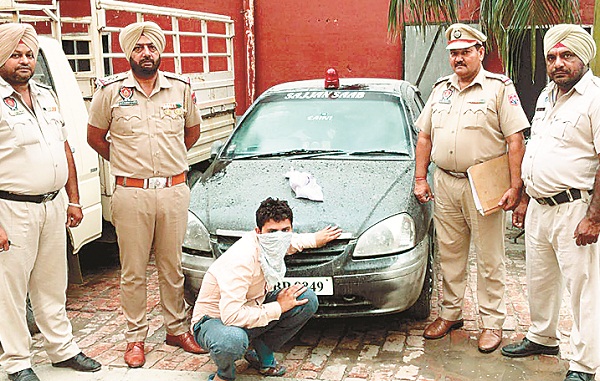 ਲਾਲ ਬੱਤੀ ਵਾਲੀ ਕਾਰ ''ਚੋਂ ਨਸ਼ੇ ਵਾਲੇ ਪਦਾਰਥ ਬਰਾਮਦ