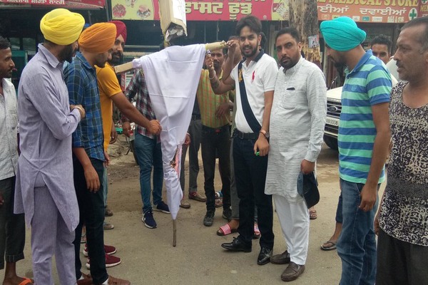 ਯੂਥ ਕਾਂਗਰਸੀਆਂ ਨੇ ਫੂਕਿਆ ਪ੍ਰਧਾਨ ਮੰਤਰੀ ਦਾ ਪੁਤਲਾ