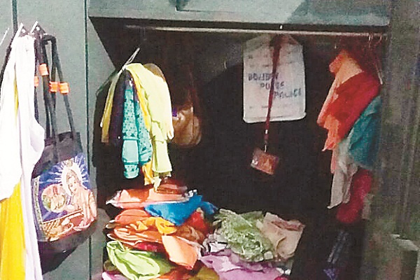 5 ਮਿੰਟ ''ਚ ਉਡਾਏ 10 ਤੋਲੇ ਸੋਨੇ ਦੇ ਗਹਿਣੇ ਤੇ ਇਕ ਲੱਖ ਦੀ ਨਕਦੀ