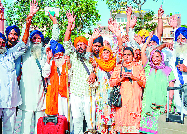 ਮਹਾਰਾਜਾ ਰਣਜੀਤ ਸਿੰਘ ਦੀ ਬਰਸੀ ਸਬੰਧੀ ਸ਼੍ਰੋਮਣੀ ਕਮੇਟੀ ਵੱਲੋਂ ਪਾਕਿਸਤਾਨ ਲਈ ਜਥਾ ਰਵਾਨਾ