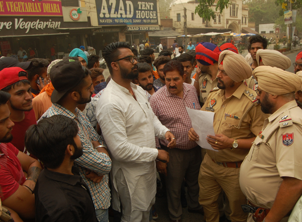 ਟ੍ਰੈਫਿਕ ਪੁਲਸ ਵੱਲੋਂ ਨੌਜਵਾਨਾਂ ਦੇ ਵਾਰ-ਵਾਰ ਚਲਾਨ ਕੱਟਣ ਦਾ ਵਿਰੋਧ